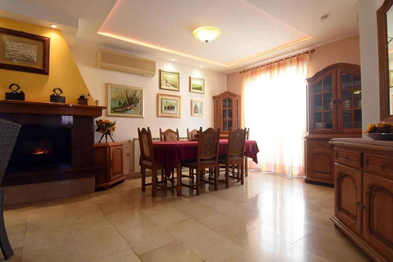 Gallery Premium 99 Near Ammphiteatre With Garage 5 Days And More Gratis Apartment Pula